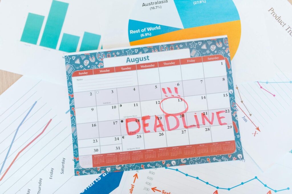 Calendario con fecha límite y documentos de gestión de crédito de formación