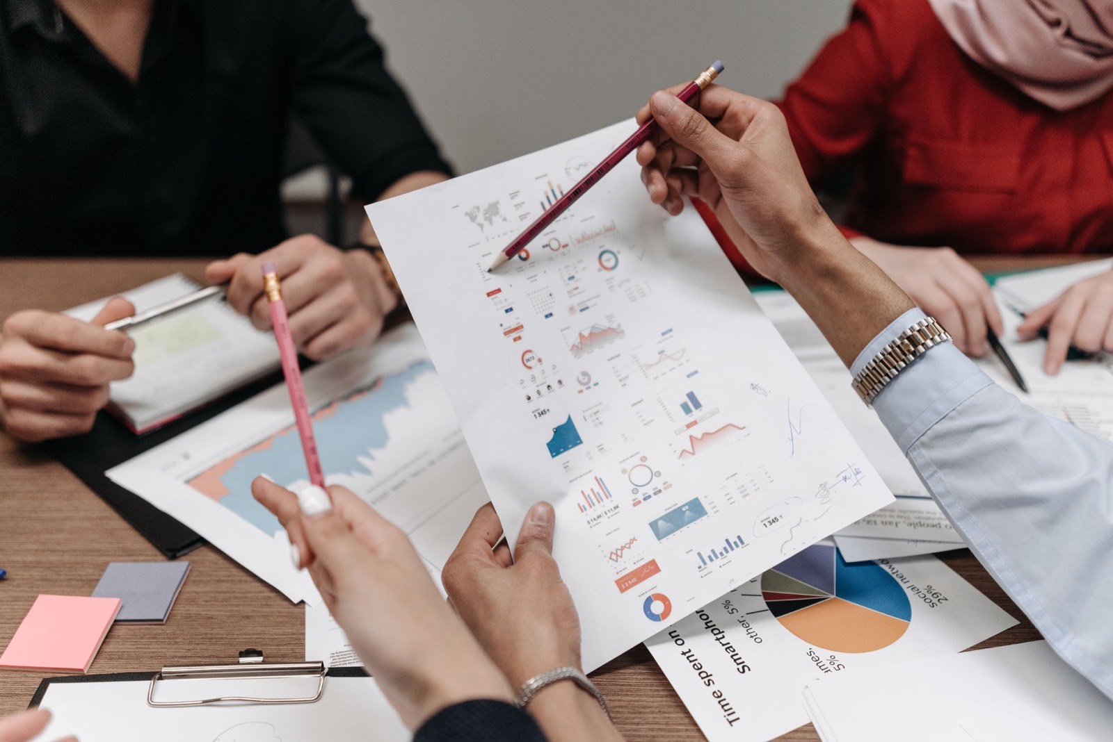 Equipo de una empresa analizando las necesidades de formación de su plantilla