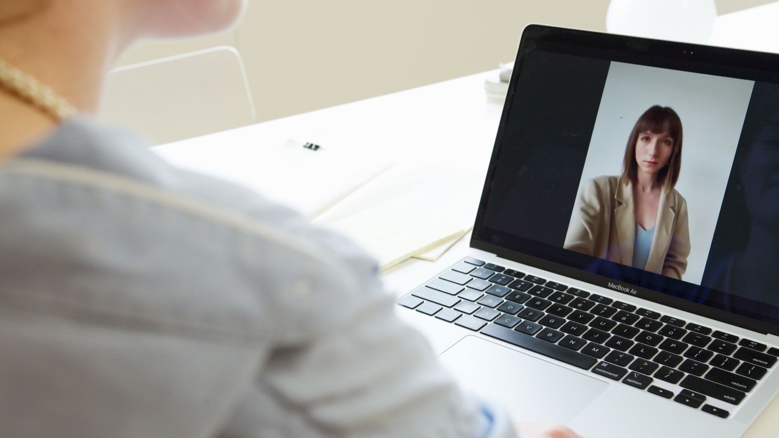Trabajadora formándose en teleformación con tutor desde su puesto
