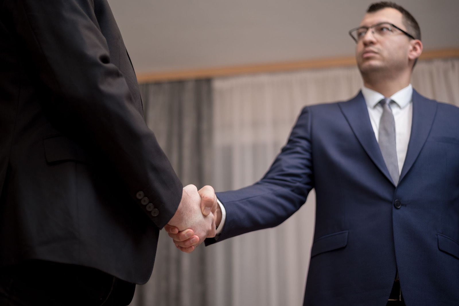 Gestoría cerrando un acuerdo de formación con su cliente